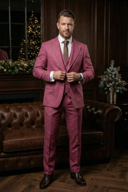 Костюм-тройка розового цвета, материал: Вискоза - 38%, Лайкра - 2%, Хлопок - 15%, Шерсть - 44%. Комплект: Брюки, Жилет, Пиджак. Фото 1