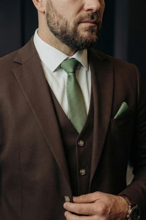 Костюм-тройка коричневого цвета, материал: Вискоза - 38%, Лайкра - 2%, Хлопок - 15%, Шерсть - 44%. Комплект: Брюки, Жилет, Пиджак. Фото 3