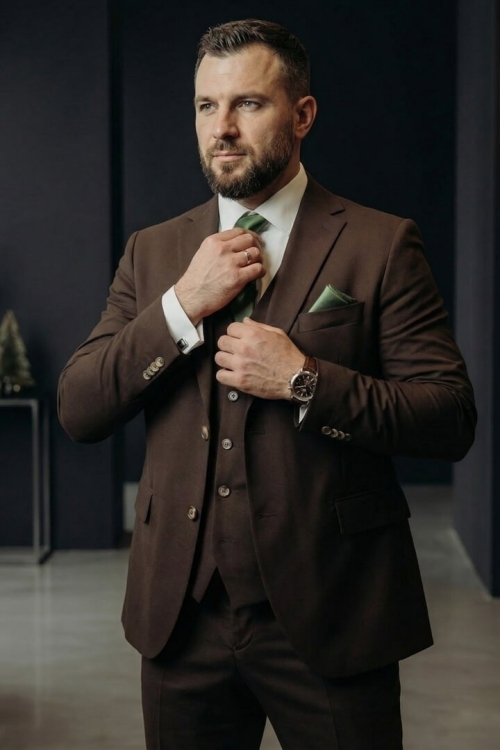 Костюм-тройка коричневого цвета, материал: Вискоза - 38%, Лайкра - 2%, Хлопок - 15%, Шерсть - 44%. Комплект: Брюки, Жилет, Пиджак. Фото 2