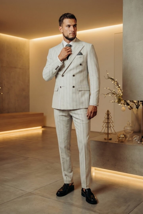 Костюм двубортный серого цвета в полоску, материал: Вискоза - 38%, Лайкра - 2%, Хлопок - 15%, Шерсть - 44%. Комплект: Брюки, Пиджак. Фото 1