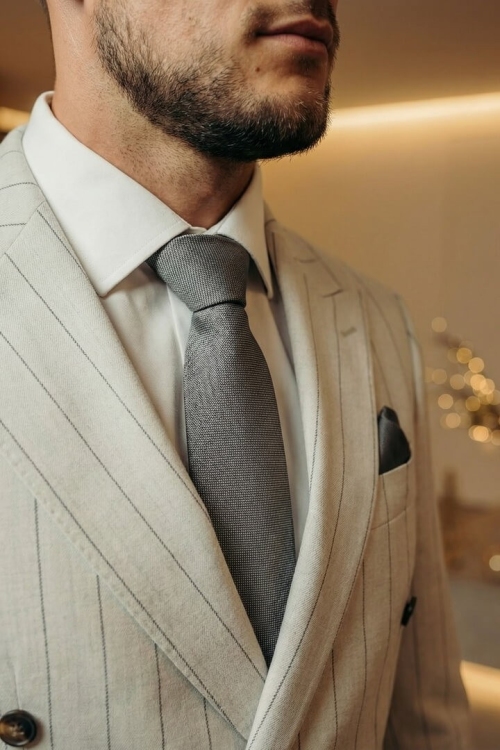 Костюм двубортный серого цвета в полоску, материал: Вискоза - 38%, Лайкра - 2%, Хлопок - 15%, Шерсть - 44%. Комплект: Брюки, Пиджак. Фото 3