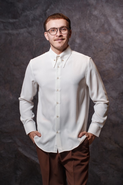 Белая рубашка с булавкой, материал: Хлопок - 45%, Вискоза - 55%. Фото 1