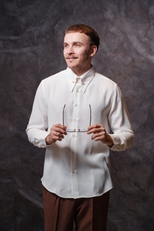 Белая рубашка с булавкой, материал: Хлопок - 45%, Вискоза - 55%. Фото 3