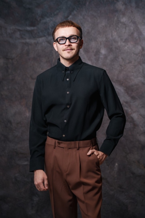 Черная рубашка с булавкой, материал: Вискоза - 55%, Хлопок - 45%. Фото 2