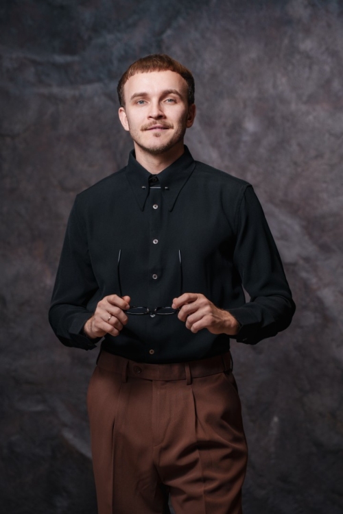 Черная рубашка с булавкой, материал: Вискоза - 55%, Хлопок - 45%. Фото 4