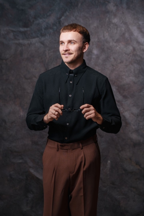 Черная рубашка с булавкой, материал: Вискоза - 55%, Хлопок - 45%. Фото 6