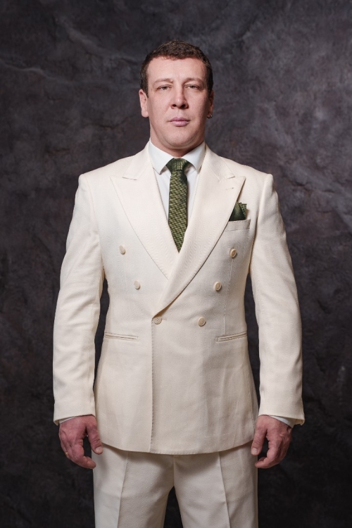 Двубортный костюм в молочном оттенке, материал: Вискоза - 38%, Лайкра - 2%, Хлопок - 15%, Шерсть - 45%. Комплект: Брюки, Двусторонний жилет, Пиджак. Фото 1