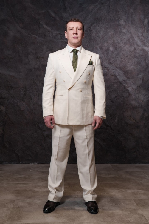 Двубортный костюм в молочном оттенке, материал: Вискоза - 38%, Лайкра - 2%, Хлопок - 15%, Шерсть - 45%. Комплект: Брюки, Двусторонний жилет, Пиджак. Фото 2