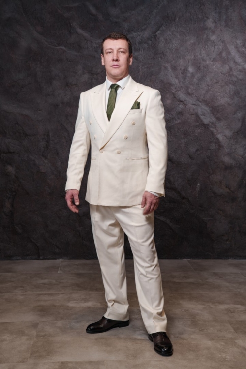 Двубортный костюм в молочном оттенке, материал: Вискоза - 38%, Лайкра - 2%, Хлопок - 15%, Шерсть - 45%. Комплект: Брюки, Двусторонний жилет, Пиджак. Фото 3