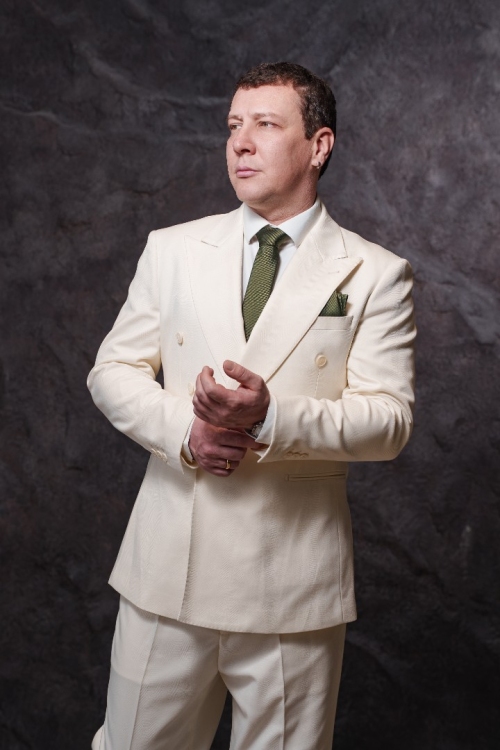 Двубортный костюм в молочном оттенке, материал: Вискоза - 38%, Лайкра - 2%, Хлопок - 15%, Шерсть - 45%. Комплект: Брюки, Двусторонний жилет, Пиджак. Фото 5