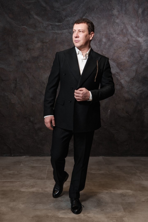 Двубортный костюм в чёрном оттенке, материал: Вискоза - 38%, Лайкра - 2%, Хлопок - 15%, Шерсть - 45%. Комплект: Брюки, Двусторонний жилет, Пиджак. Фото 1