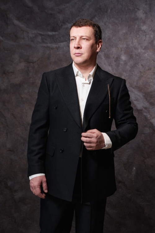 Двубортный костюм в чёрном оттенке, материал: Вискоза - 38%, Лайкра - 2%, Хлопок - 15%, Шерсть - 45%. Комплект: Брюки, Двусторонний жилет, Пиджак. Фото 2