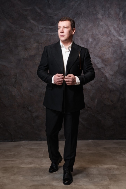 Двубортный костюм в чёрном оттенке, материал: Вискоза - 38%, Лайкра - 2%, Хлопок - 15%, Шерсть - 45%. Комплект: Брюки, Двусторонний жилет, Пиджак. Фото 3