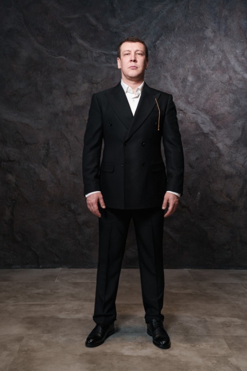 Двубортный костюм в чёрном оттенке, материал: Вискоза - 38%, Лайкра - 2%, Хлопок - 15%, Шерсть - 45%. Комплект: Брюки, Двусторонний жилет, Пиджак. Фото 4