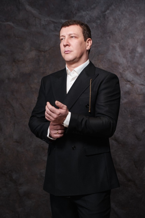 Двубортный костюм в чёрном оттенке, материал: Вискоза - 38%, Лайкра - 2%, Хлопок - 15%, Шерсть - 45%. Комплект: Брюки, Двусторонний жилет, Пиджак. Фото 6