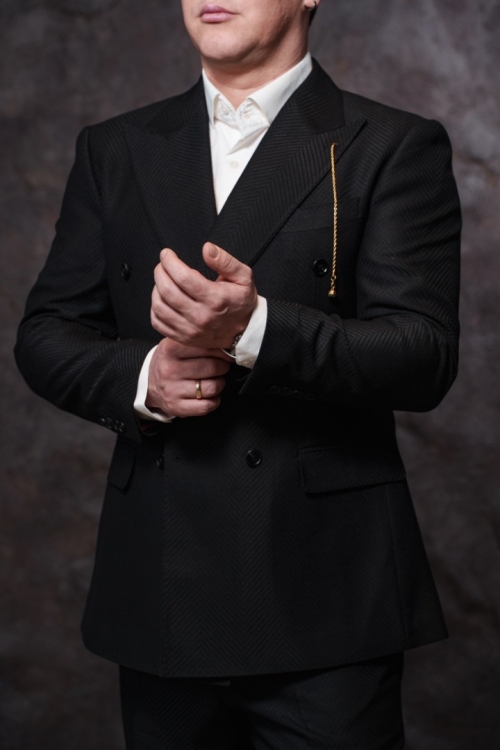 Двубортный костюм в чёрном оттенке, материал: Вискоза - 38%, Лайкра - 2%, Хлопок - 15%, Шерсть - 45%. Комплект: Брюки, Двусторонний жилет, Пиджак. Фото 5