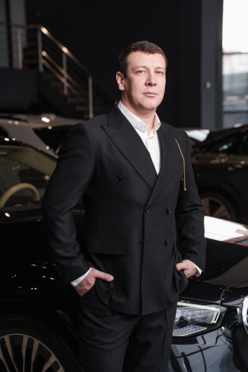 Двубортный костюм в чёрном оттенке, материал: Вискоза - 38%, Лайкра - 2%, Хлопок - 15%, Шерсть - 45%. Комплект: Брюки, Двусторонний жилет, Пиджак. Фото 7