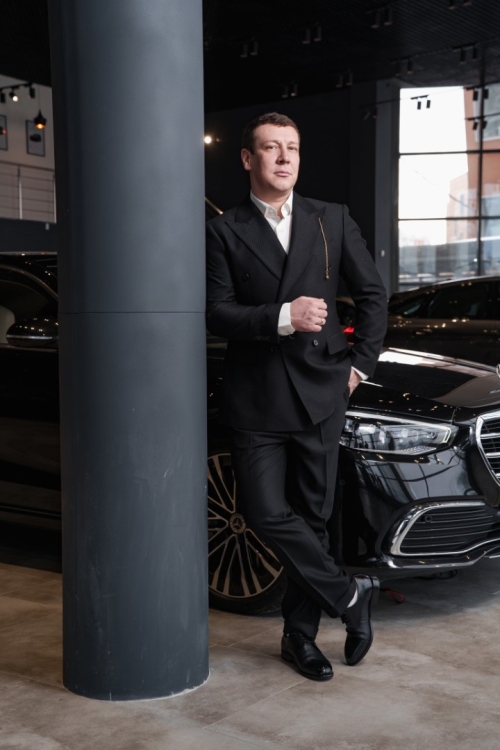 Двубортный костюм в чёрном оттенке, материал: Вискоза - 38%, Лайкра - 2%, Хлопок - 15%, Шерсть - 45%. Комплект: Брюки, Двусторонний жилет, Пиджак. Фото 8