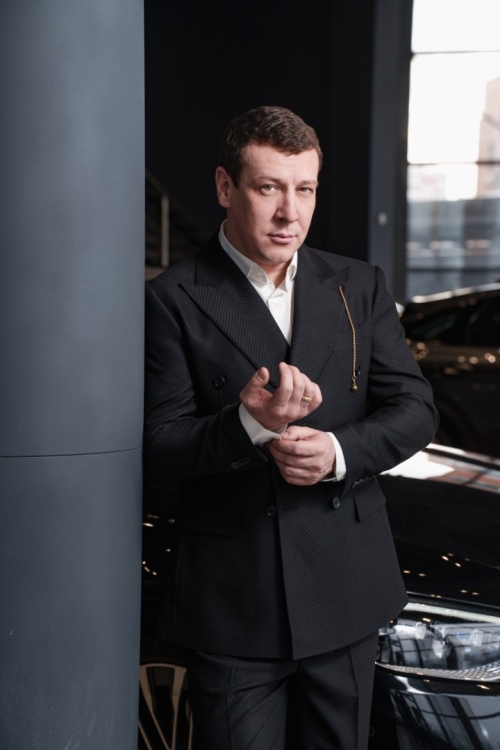 Двубортный костюм в чёрном оттенке, материал: Вискоза - 38%, Лайкра - 2%, Хлопок - 15%, Шерсть - 45%. Комплект: Брюки, Двусторонний жилет, Пиджак. Фото 9