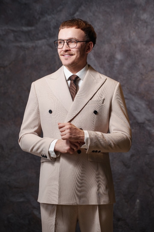 Костюм бежевый двубортный, материал: Вискоза - 38%, Лайкра - 2%, Хлопок - 15%, Шерсть - 45%. Комплект: Брюки, Двусторонний жилет, Пиджак. Фото 1