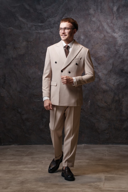 Костюм бежевый двубортный, материал: Вискоза - 38%, Лайкра - 2%, Хлопок - 15%, Шерсть - 45%. Комплект: Брюки, Двусторонний жилет, Пиджак. Фото 2