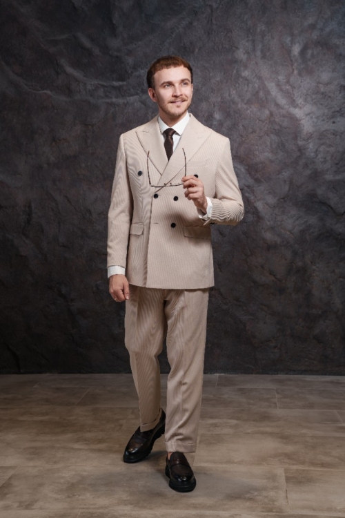 Костюм бежевый двубортный, материал: Вискоза - 38%, Лайкра - 2%, Хлопок - 15%, Шерсть - 45%. Комплект: Брюки, Двусторонний жилет, Пиджак. Фото 3