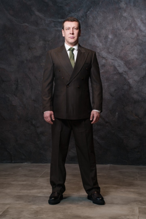 Костюм двубортный в коричневом цвете, материал: Вискоза - 38%, Лайкра - 2%, Хлопок - 15%, Шерсть - 45%. Комплект: Брюки, Двусторонний жилет, Пиджак. Фото 1