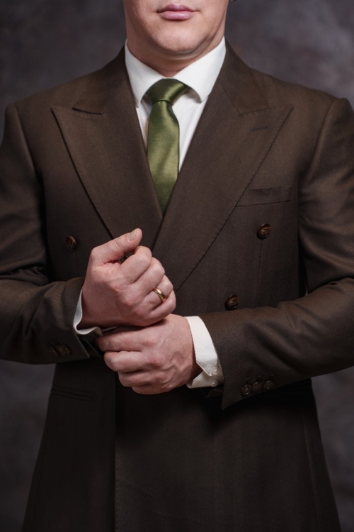 Костюм двубортный в коричневом цвете, материал: Вискоза - 38%, Лайкра - 2%, Хлопок - 15%, Шерсть - 45%. Комплект: Брюки, Двусторонний жилет, Пиджак. Фото 6