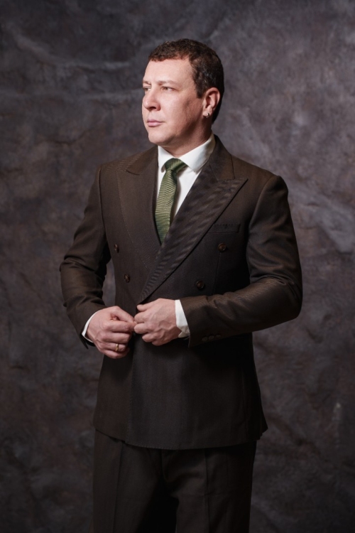 Костюм двубортный в коричневом цвете, материал: Вискоза - 38%, Лайкра - 2%, Хлопок - 15%, Шерсть - 45%. Комплект: Брюки, Двусторонний жилет, Пиджак. Фото 8