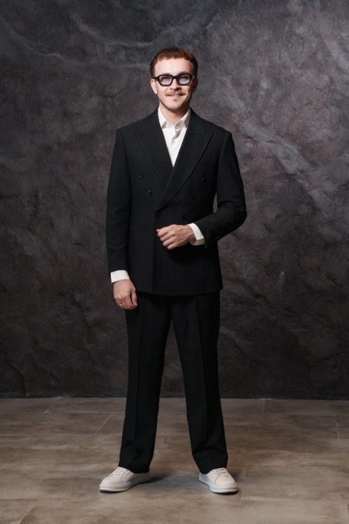 Костюм двубортный чёрного цвета, материал: Вискоза - 38%, Лайкра - 2%, Хлопок - 15%, Шерсть - 45%. Комплект: Брюки, Двусторонний жилет, Пиджак. Фото 1