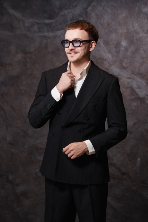 Костюм двубортный чёрного цвета, материал: Вискоза - 38%, Лайкра - 2%, Хлопок - 15%, Шерсть - 45%. Комплект: Брюки, Двусторонний жилет, Пиджак. Фото 2