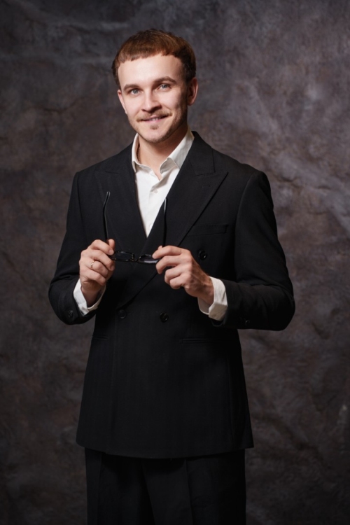 Костюм двубортный чёрного цвета, материал: Вискоза - 38%, Лайкра - 2%, Хлопок - 15%, Шерсть - 45%. Комплект: Брюки, Двусторонний жилет, Пиджак. Фото 3