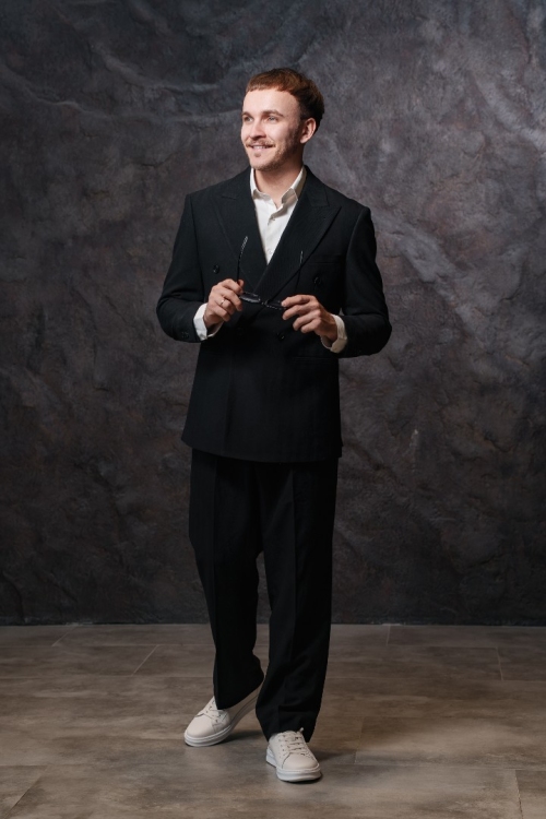 Костюм двубортный чёрного цвета, материал: Вискоза - 38%, Лайкра - 2%, Хлопок - 15%, Шерсть - 45%. Комплект: Брюки, Двусторонний жилет, Пиджак. Фото 4