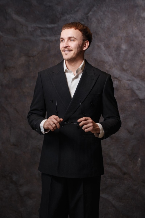 Костюм двубортный чёрного цвета, материал: Вискоза - 38%, Лайкра - 2%, Хлопок - 15%, Шерсть - 45%. Комплект: Брюки, Двусторонний жилет, Пиджак. Фото 6