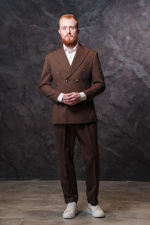 Костюм коричневый двубортный, материал: Вискоза - 38%, Лайкра - 2%, Хлопок - 15%, Шерсть - 45%. Комплект: Брюки, Двусторонний жилет, Пиджак. Фото 1