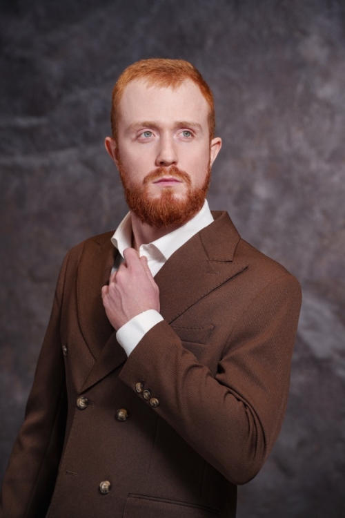 Костюм коричневый двубортный, материал: Вискоза - 38%, Лайкра - 2%, Хлопок - 15%, Шерсть - 45%. Комплект: Брюки, Двусторонний жилет, Пиджак. Фото 6