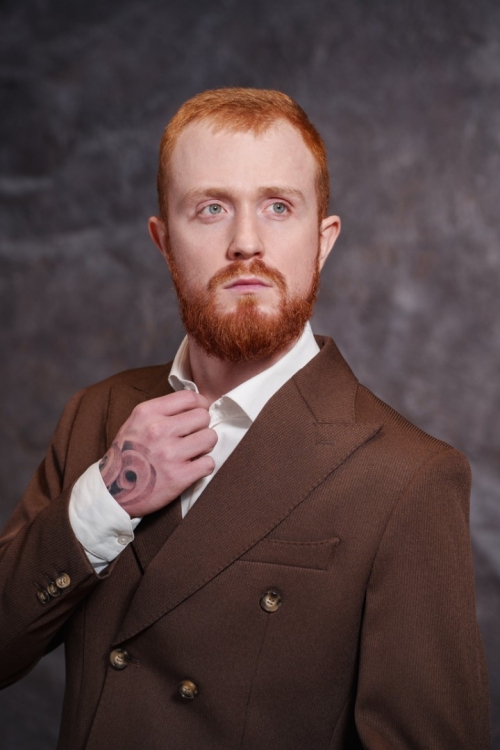 Костюм коричневый двубортный, материал: Вискоза - 38%, Лайкра - 2%, Хлопок - 15%, Шерсть - 45%. Комплект: Брюки, Двусторонний жилет, Пиджак. Фото 7