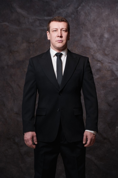 Костюм двойка в чёрном цвете, материал: Полиэстер - 8%, Шерсть - 88%, Эластан - 4%. Комплект: Брюки, Пиджак. Фото 2