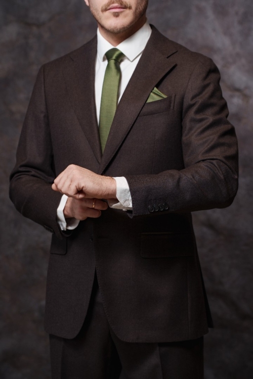 Костюм двойка в шоколадном цвете, материал: Полиэстер - 8%, Шерсть - 88%, Эластан - 4%. Комплект: Брюки, Пиджак. Фото 2