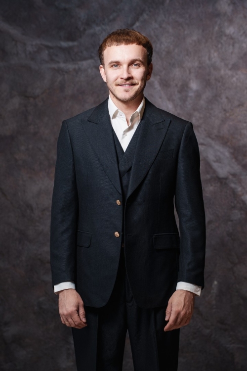 Темно-синий костюм-тройка , материал: Вискоза - 38%, Лайкра - 2%, Хлопок - 15%, Шерсть - 45%. Комплект: Брюки, Жилет, Пиджак. Фото 2