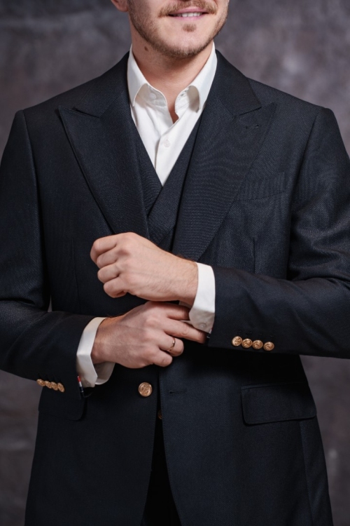 Темно-синий костюм-тройка , материал: Вискоза - 38%, Лайкра - 2%, Хлопок - 15%, Шерсть - 45%. Комплект: Брюки, Жилет, Пиджак. Фото 4