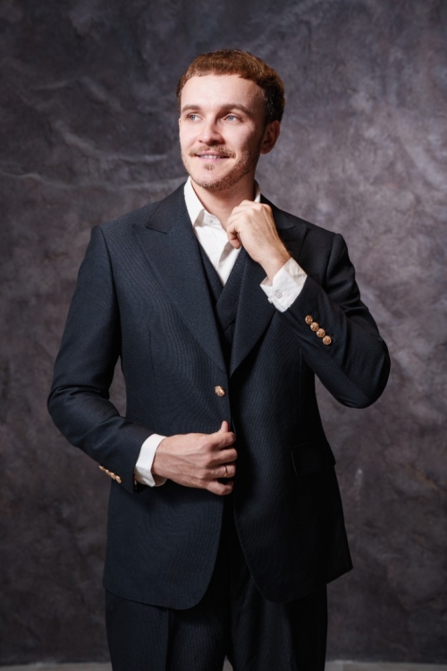 Темно-синий костюм-тройка , материал: Вискоза - 38%, Лайкра - 2%, Хлопок - 15%, Шерсть - 45%. Комплект: Брюки, Жилет, Пиджак. Фото 6