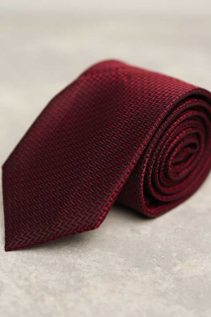 Бордовый галстук с узором