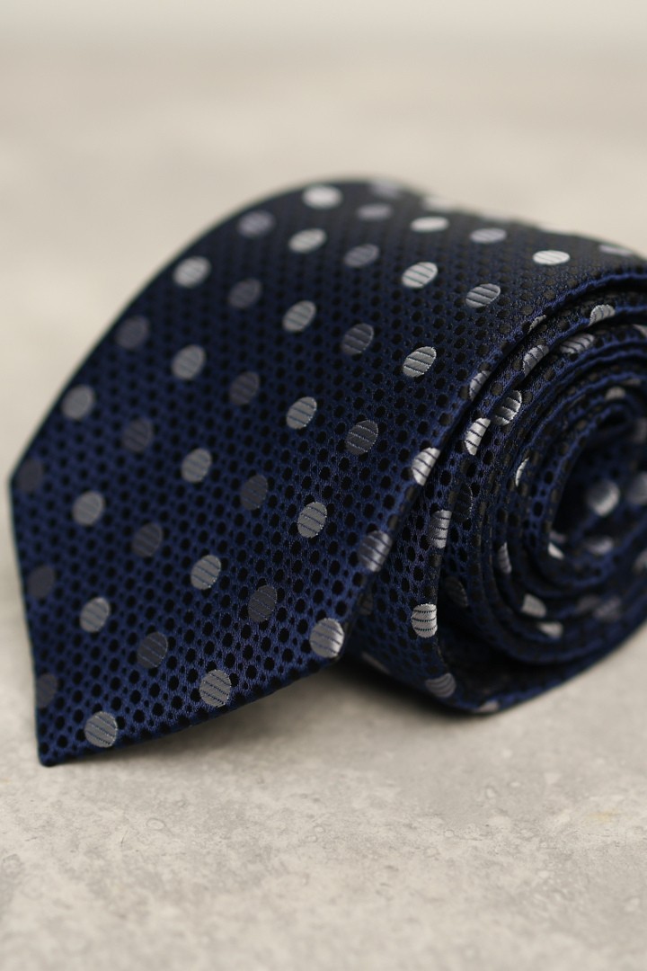 Темно-синий галстук в горошек