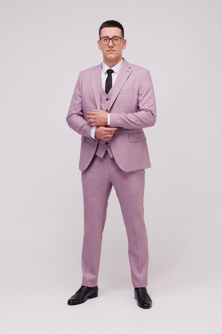 Нежно-розовый костюм-тройка