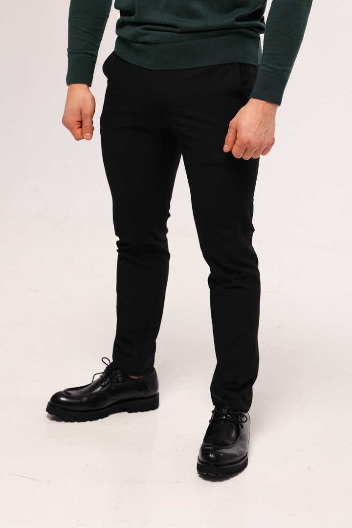 Мужские брюки черного цвета