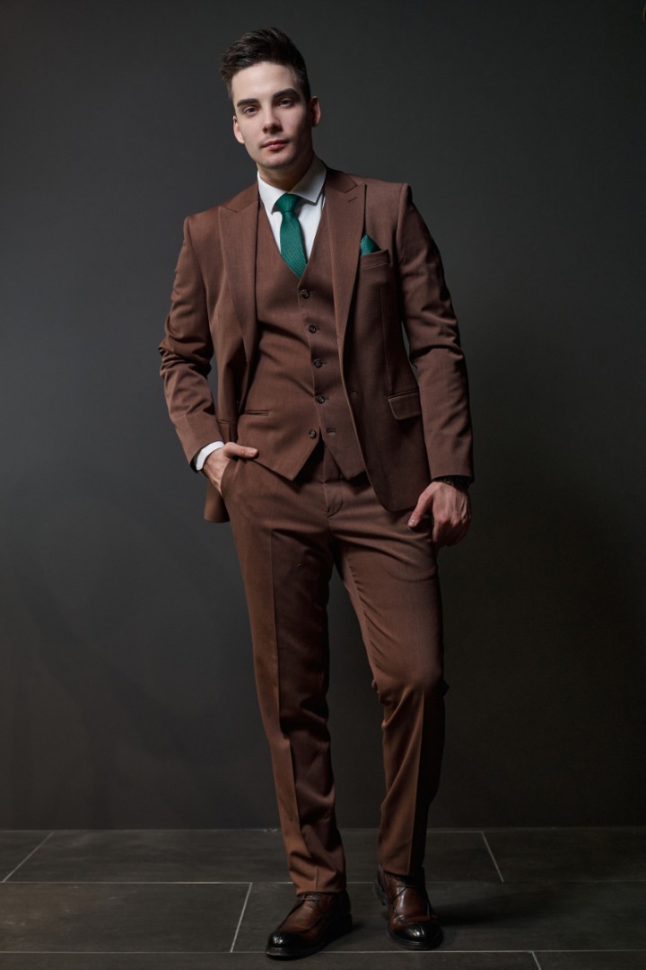 Мужской коричневый костюм-тройка
