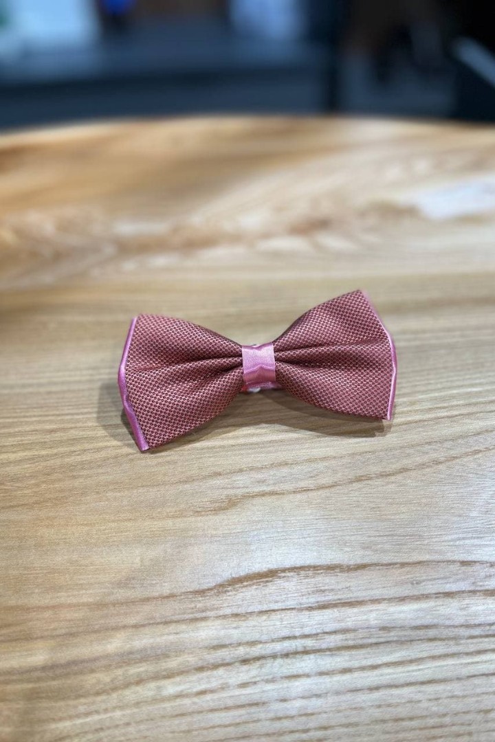 Розовый галстук-бабочка с орнаментом