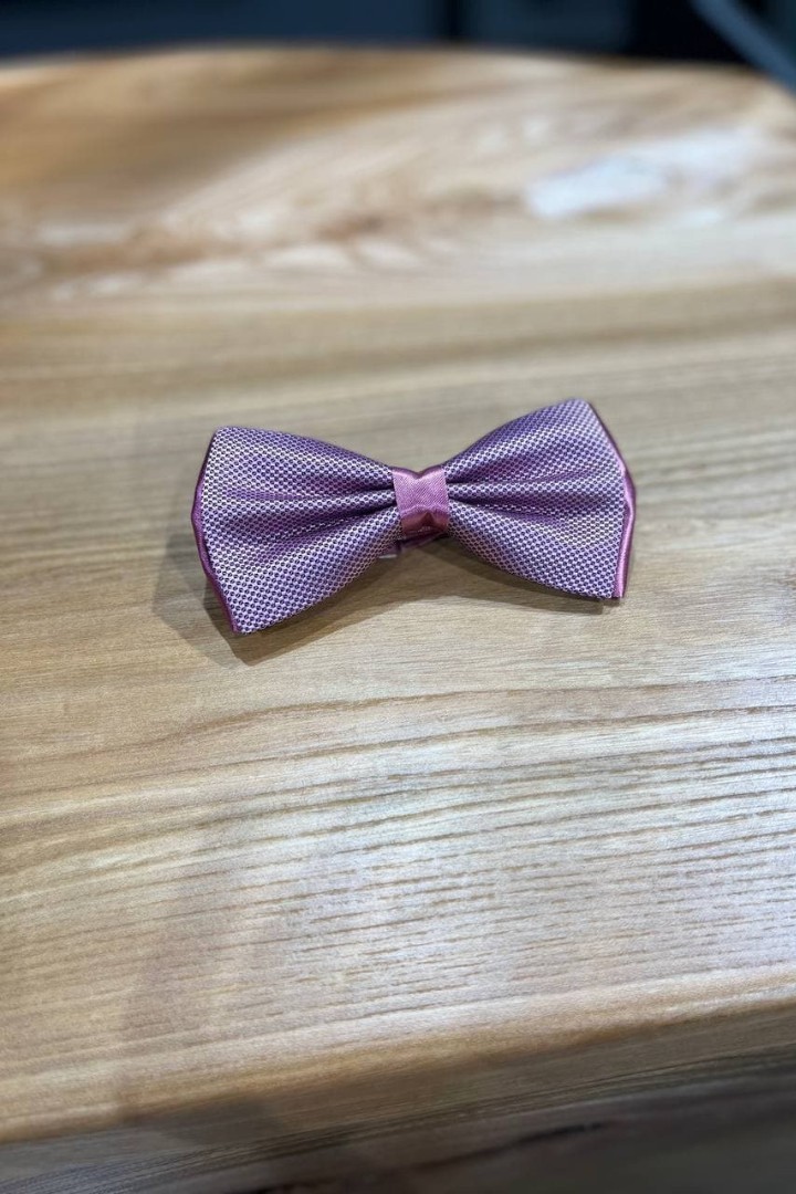 Фиолетовый галстук-бабочка с орнаментом