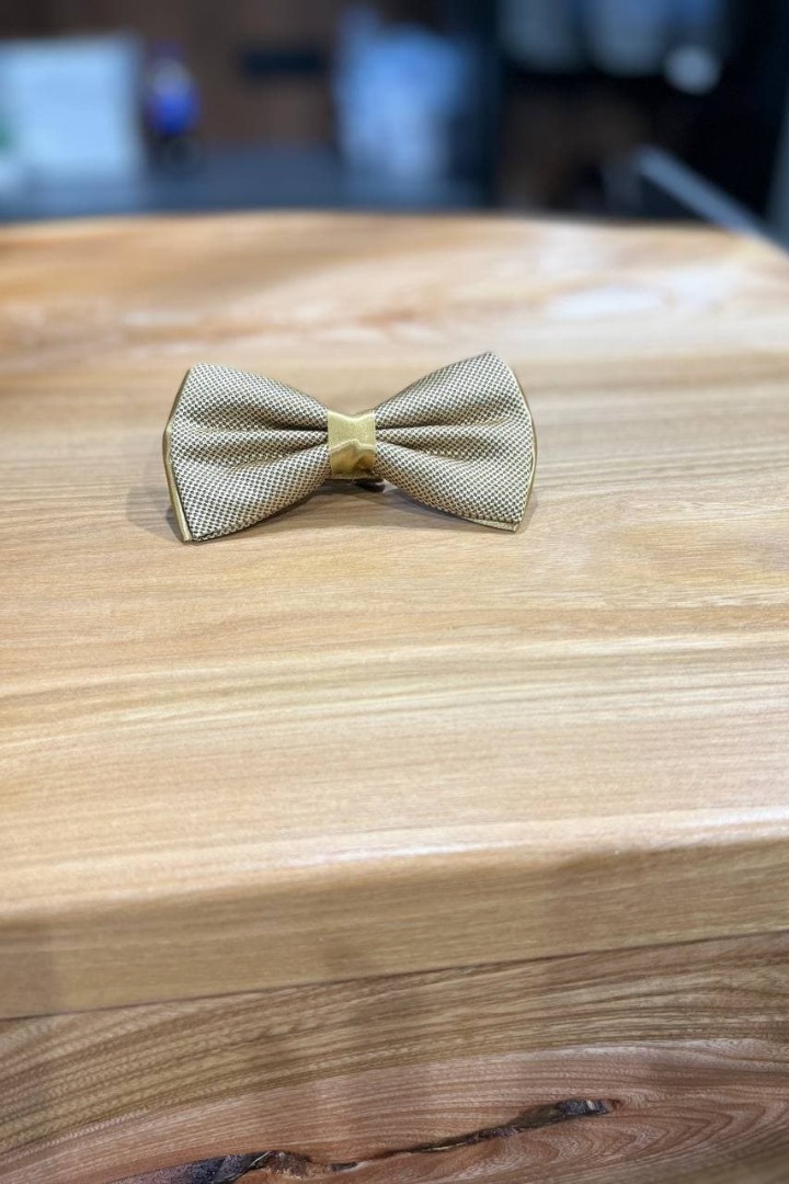 Золотистый галстук-бабочка с орнаментом